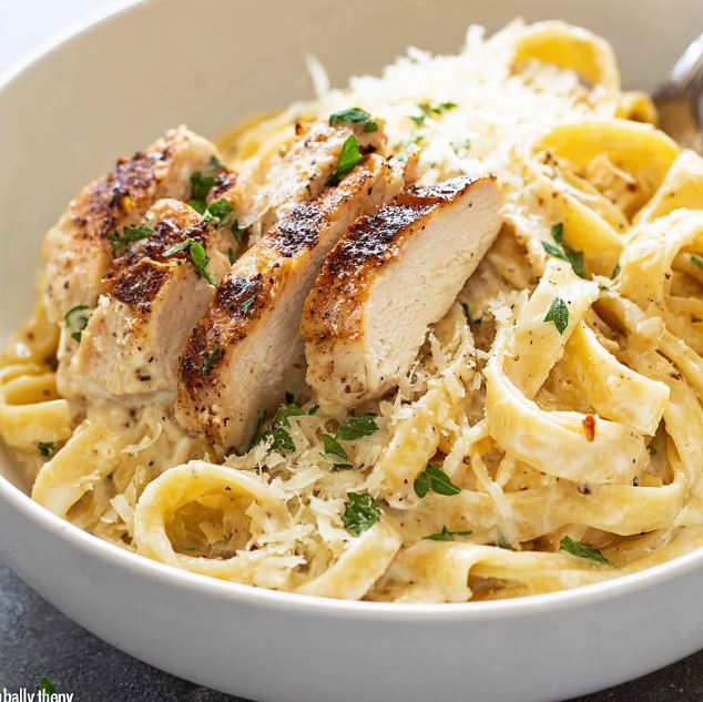 Chicken Alfredo Garlic Bread Bowls – Cozy, Comforting Delight 2 Chicken Alfredo Garlic