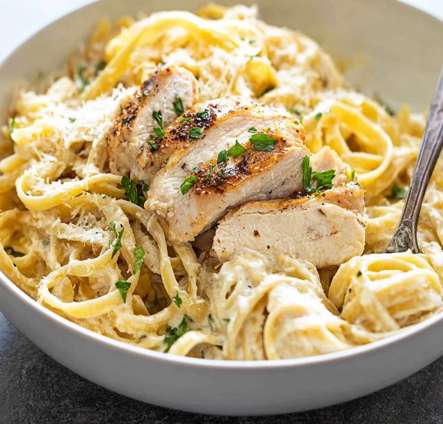 Chicken Alfredo Garlic Bread Bowls – Cozy, Comforting Delight 1 Chicken Alfredo Garlic